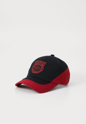 Zwarte en rode baseballpet met een geborduurd logo, een gebogen klep en een zes-paneel ontwerp, gemaakt van een zachte katoentextuur.