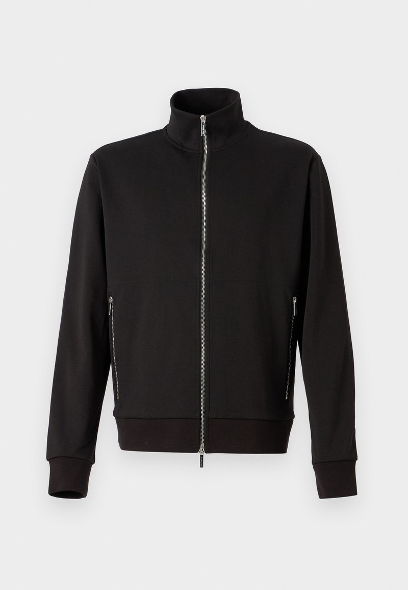 Giacca nera con zip e colletto alto, caratterizzata da maniche lunghe, tasche laterali con zip e una texture del tessuto liscia.