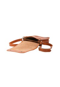 Borsa a tracolla in pelle marrone con pattina aperta, che mostra scomparti interni vuoti e una tracolla regolabile su uno sfondo bianco.