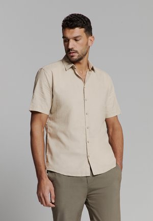 Korte mouwen beige button-up shirt met een kraaghals, gemaakt van lichte stof, met een rechte zoom en subtiele textuur.