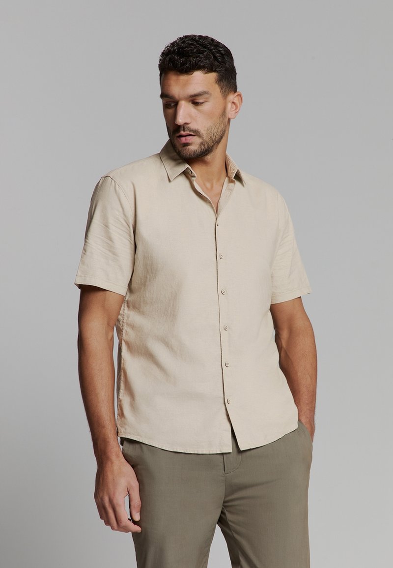 Korte mouwen beige button-up shirt met een kraaghals, gemaakt van lichte stof, met een rechte zoom en subtiele textuur.