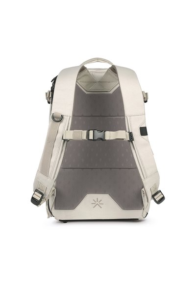Mochila gris claro de forma rectangular, con soporte trasero acolchado, correas ajustables y un hebilla central. Presenta acentos texturizados.