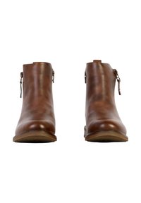 Paire de bottines en cuir marron avec fermetures éclair latérales, vues de face sur un fond blanc.