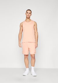 Nike Performance TOTALITY - Pantalón corto de deporte - apricot agate/black