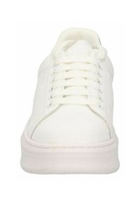 Sneaker bianco con esterno in pelle liscia, punta tonda, allacciatura frontale, suola piatta e design minimalista. Nessun logo o motivo visibile.