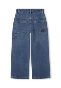 Pantalones cargo de mezclilla de un azul oscuro con un corte holgado, que cuentan con dos grandes bolsillos traseros y un bolsillo lateral adicional. Detalle de logo negro cerca de la cinturilla.