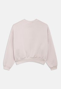 Svetloružová krátka mikina s dlhými nafúknutými rukávmi a rebrovaným lemom. Mäkká látka s hladkou textúrou, bez viditeľných vzorov.