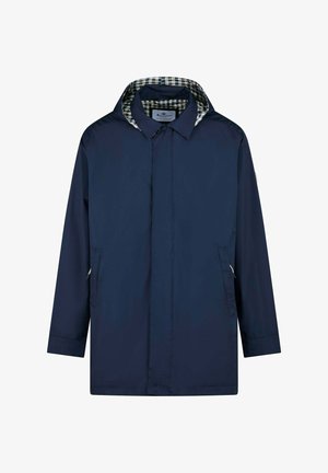 Impermeabile blu navy con cappuccio, zip frontale nascosta e fodera interna a motivo tartan nel cappuccio, dotato di tasche laterali e maniche lunghe.