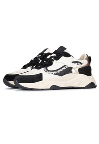 Sneaker bianche e nere realizzate con materiali misti, tra cui pelle liscia e camoscio. Presentano lacci neri e un accento metallico sul tallone.