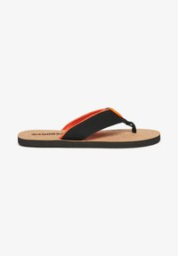 Zwarte en oranje flip-flop sandaal met een stoffen teenpost, kurken binnenzool en zwarte rubberen buitenzool. Platte uitvoering geschikt voor casual draag.
