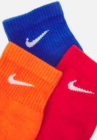 Nike Performance EVERYDAY PLUS CUSH ANKLE UNISEX 3 PACK  - Träningssockor - rush orange/game royal/university red/white