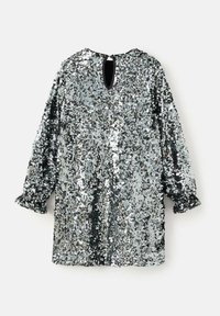 Kiiltävä hopea paljettimekko, jossa on pitkät hihat ja pyöreä pääntie. Mekossa on avainreikäselän muotoilu ja löysä, rento istuvuus.