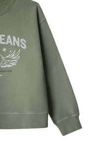 Sudadera verde oliva con puños y cuello acanalados. Presenta un estampado gráfico blanco con alas y texto en la parte frontal. Textura de tela suave.