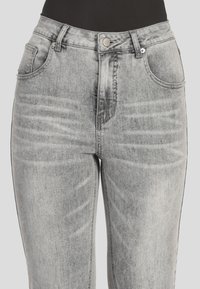 Apart MIT KRISTALLSTEINEN - Jeans slim fit - grau