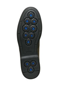 Suela de zapato de goma negra con perforaciones redondas y acentos azules, con una superficie texturizada y forma ovalada. Se aprecia la marca GEox.