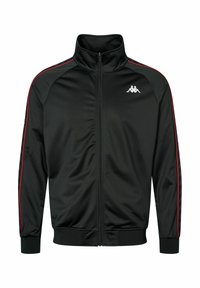 Zwarte sportjack met rits en hoge kraag, rode zijstrepen en wit logo op de bovenste linkerborst. Gemaakt van glad, lichtgewicht materiaal.