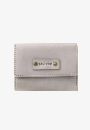 Portefeuille en cuir gris avec un design plié, présentant une texture lisse et une plaque avant gravée avec "MAITRE" et deux clous en bronze.