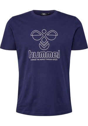 T-shirt bleu marine à manches courtes avec logo blanc hummel et slogan "Change the world through sport" sur le devant.