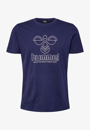 T-shirt bleu marine à manches courtes avec logo blanc hummel et slogan "Change the world through sport" sur le devant.