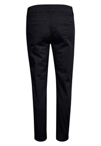 Pantalon noir ajusté vu de dos avec deux poches passepoilées et une taille avec passants, sur un fond blanc.