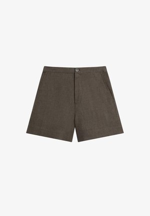 Braune maßgeschneiderte Shorts mit Seitentaschen und Knopfverschluss am Bund, präsentiert vor weißem Hintergrund.