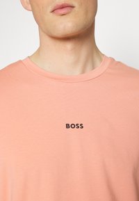 BOSS TCHUP - T-shirt básica - light/pastel red