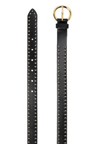 Zwarte leren riem met gouden studs langs de randen, een ronde gouden gesp en meerdere verstelgaten op een witte achtergrond.