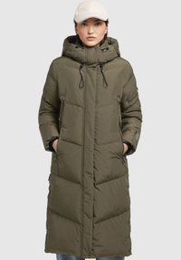 Cappotto puffer lungo color khaki con cappuccio, dotato di tasche laterali con zip, dettagli con coulisse e chiusure a pressione sul davanti. Texture liscia.