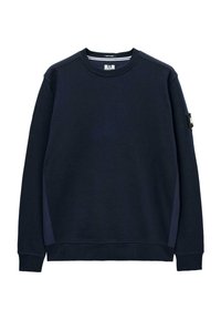 Námornícky modrý crewneck sveter s dlhými rukávmi, rebrovanými manžetami a malou obdĺžnikovou nášivkou na hornej ľavej ruke.
