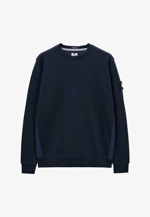 Tumed sinine pikakrae sweatshirt, millel on pikad varrukad, soonikkoesed mansetid ja väike ristkülikukujuline laik vasakul ülaservas.