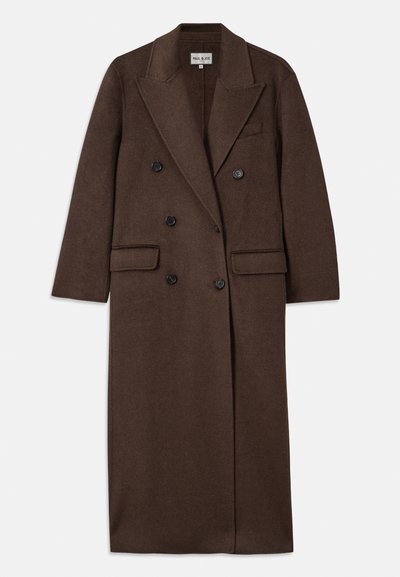 Trench coat lung de culoare maro, realizat dintr-un amestec de lână, având un front dublu, nasturi negri, rever mari și două buzunare frontale.
