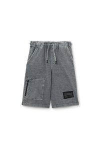 Shorts en denim gris avec une taille élastique, un cordon de serrage réglable, une poche zippée sur le côté, et un patch logo noir sur la jambe inférieure.