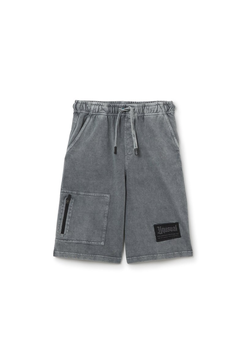 Shorts en denim gris avec une taille élastique, un cordon de serrage réglable, une poche zippée sur le côté, et un patch logo noir sur la jambe inférieure.