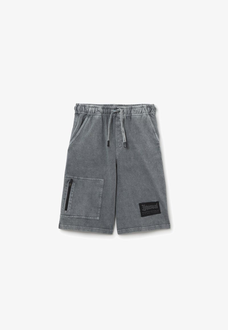 Shorts de mezclilla gris con cintura elástica, cordón ajustable, un bolsillo con cremallera lateral y un parche de logo negro en la parte inferior de la pierna.