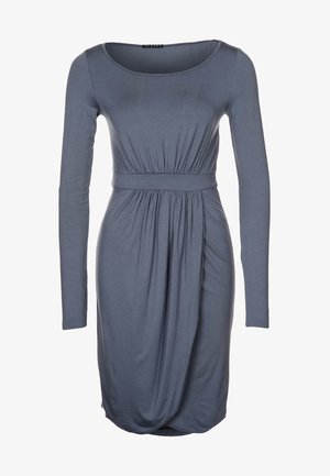 Szara sukienka z długim rękawem z dzianiny, z dekoltem w kształcie litery U, marszczeniem w talii, drapowanym materiałem i dopasowaną sylwetką. Gładka faktura, minimalistyczny design.