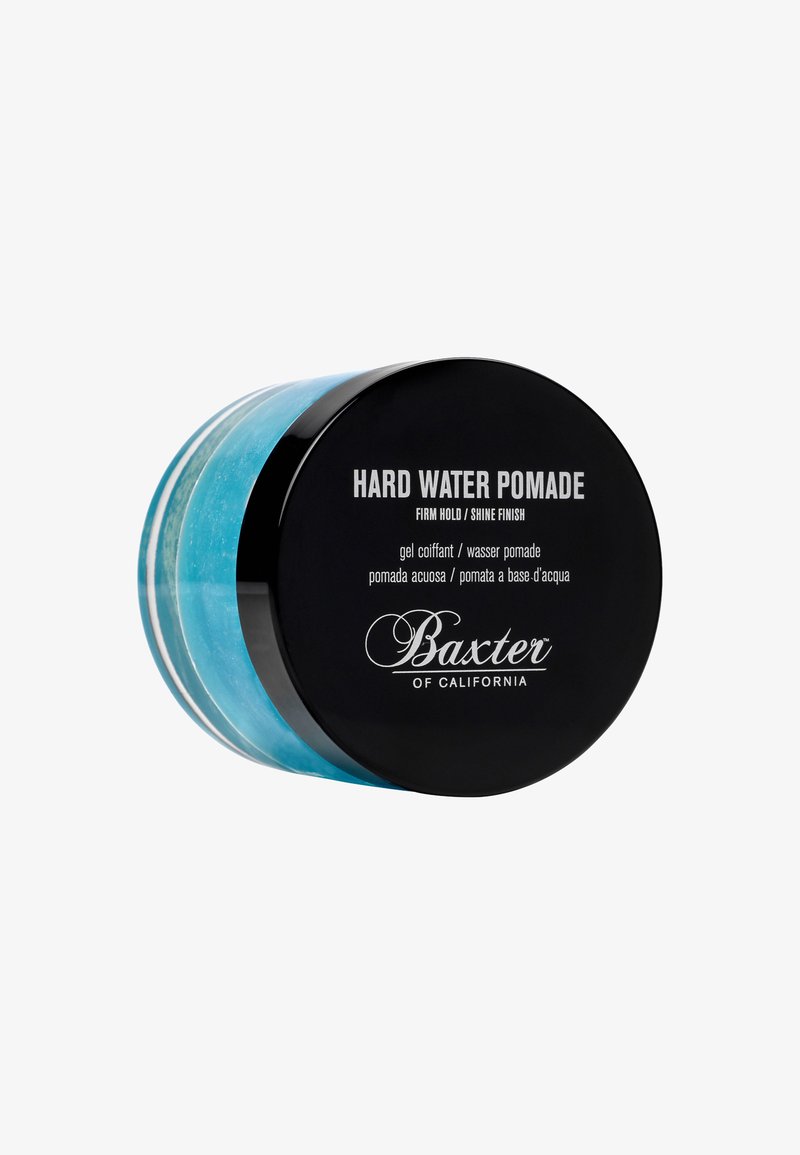 Runder Behälter mit blauer Pomade und glänzendem schwarzen Deckel, beschriftet mit "Hard Water Pomade" in weißem Text, der starken Halt und glänzendes Finish anzeigt.
