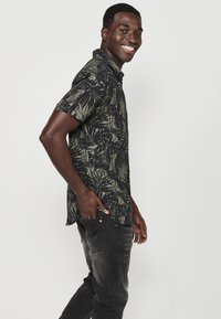 Koroshi SHORT SLEEVE - Krekls - kaki   khaki