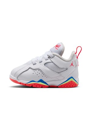 Zapatilla deportiva blanca con detalles en rojo, azul y amarillo, panel lateral de malla, cordones y logo Jumpman rojo en el talón y la lengüeta.