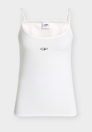 Λευκό τοπ με λεπτές τιράντες σπαγγέτι, με μικρό μαύρο λογότυπο στο κέντρο κάτω από το ντεκολτέ και ετικέτα μεγέθους στο εσωτερικό γιακά.