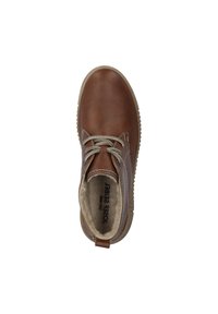 Stivale alla caviglia in pelle marrone con lacci beige, parte superiore testurizzata, punta arrotondata, fodera imbottita e suola in gomma con piccole scanalature.