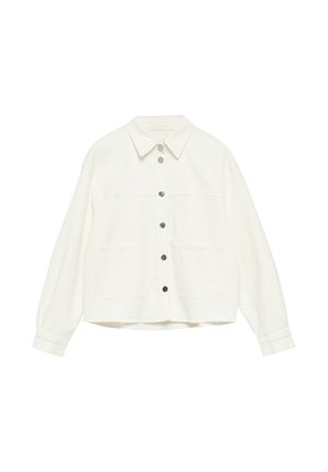 Biała kurtka na guziki z długimi rękawami, dwoma przednimi kieszeniami i spiczastym kołnierzem, przedstawiona na białym tle.