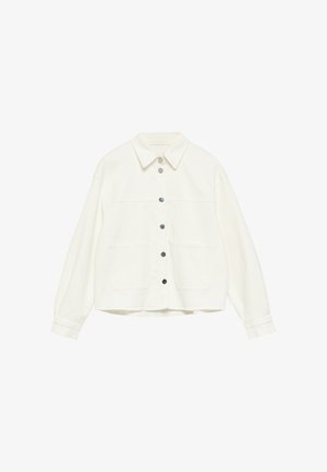 Biała kurtka na guziki z długimi rękawami, dwoma przednimi kieszeniami i spiczastym kołnierzem, przedstawiona na białym tle.