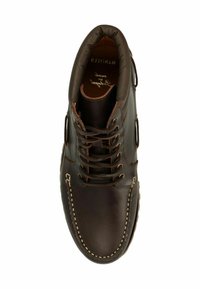 Bottine en cuir marron à lacets, avec un bout arrondi, des coutures contrastées, un col rembourré et des œillets en métal. Texture lisse et design minimal.