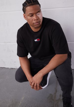 CENTER BADGE TEE - Print T-shirt - black