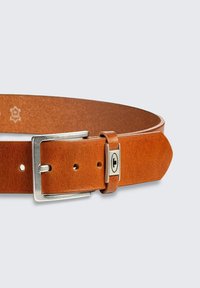 Brauner Ledergürtel mit einer silbernen Metallschließe, die eine strukturierte Oberfläche und dekorative Akzente in der Nähe der Schließenbefestigung aufweist.