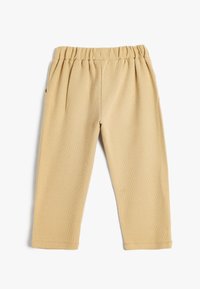 Pantalones de punto waffle en color beige con cinturilla elástica, piernas rectas y bolsillos laterales. Su tela texturada proporciona un tacto suave.