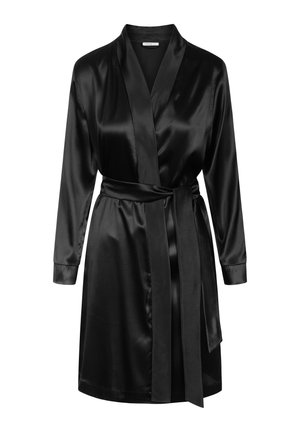 Robe en satin noir à manches longues, col châle et ceinture assortie à la taille. Texture lisse avec un design fluide.