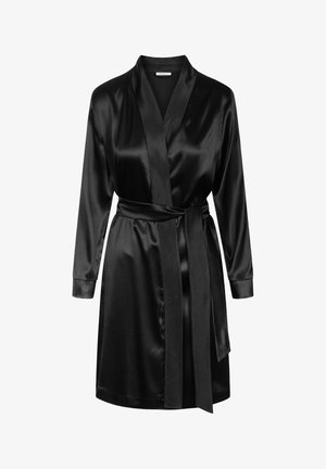 Robe en satin noir à manches longues, col châle et ceinture assortie à la taille. Texture lisse avec un design fluide.