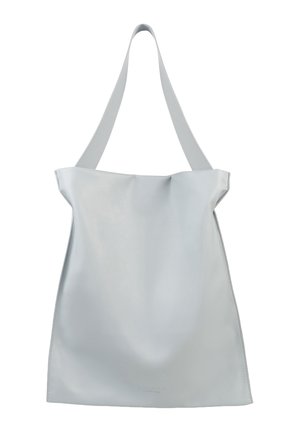 Sac fourre-tout en cuir gris clair avec une texture douce et lisse, large bandoulière et un design minimaliste. Pas de fermetures ou de quincaillerie visibles.