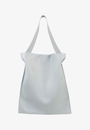 Lichtgrijze leren tote bag met een zachte, gladde textuur, brede schouderband en een minimalistisch ontwerp. Geen zichtbare sluitingen of hardware.